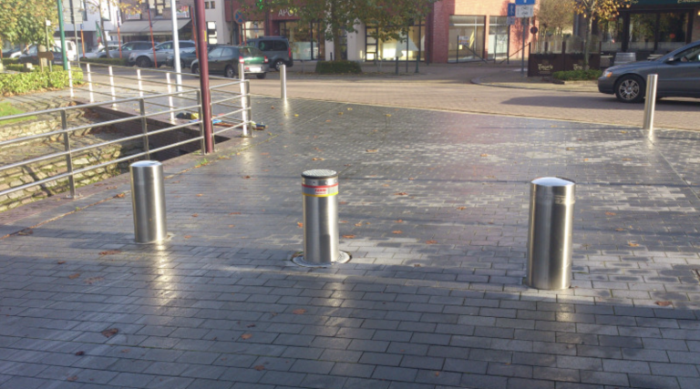 Automatische verzinkbare paal met 2 vaste palen - Traffic Solutions